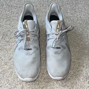 Nike AirMax Sneaker Men size 10.5 / Womens size 12